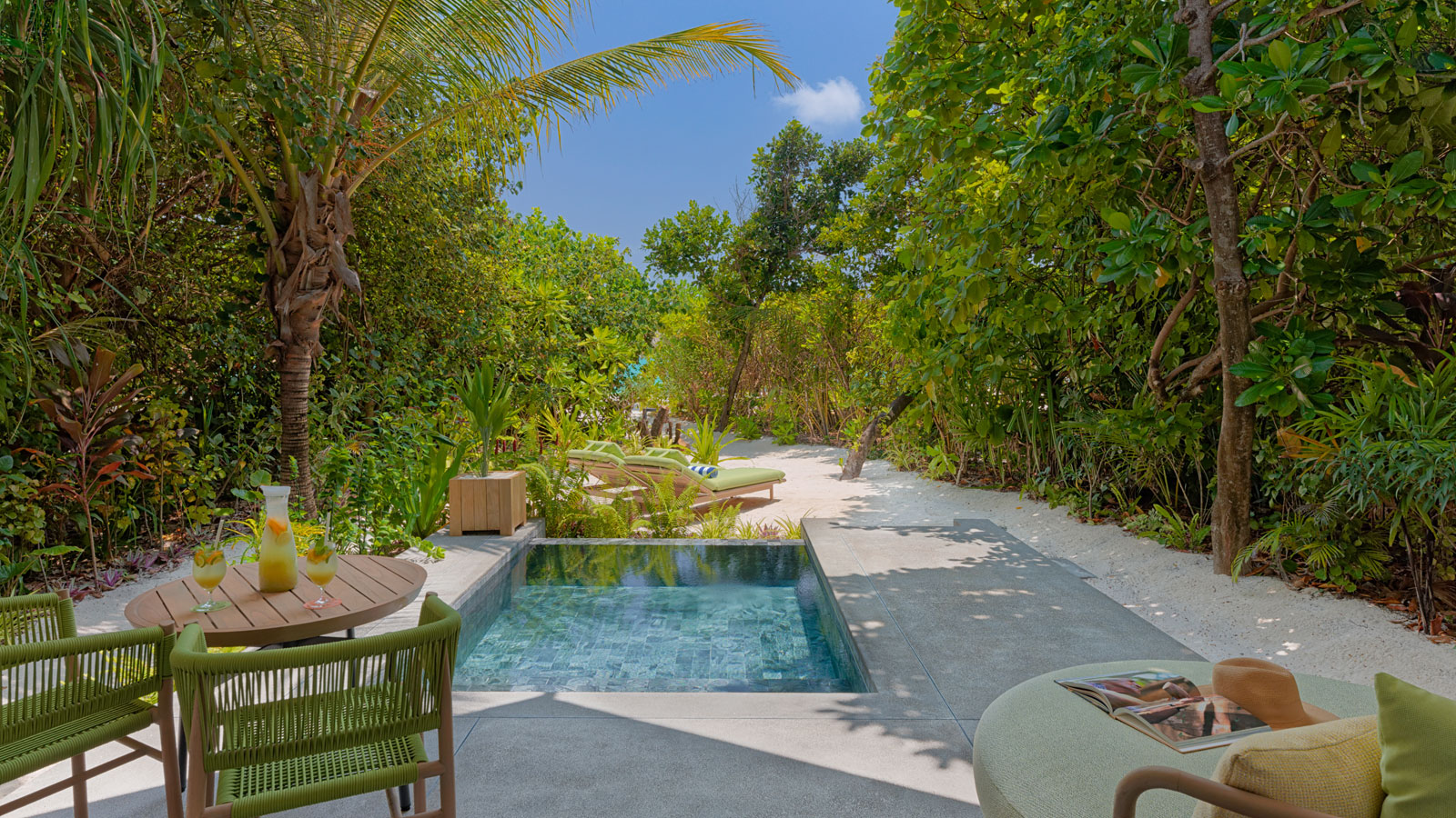 Kingsize-Bed in der Strandvilla mit Pool - Amari Raaya Maldives