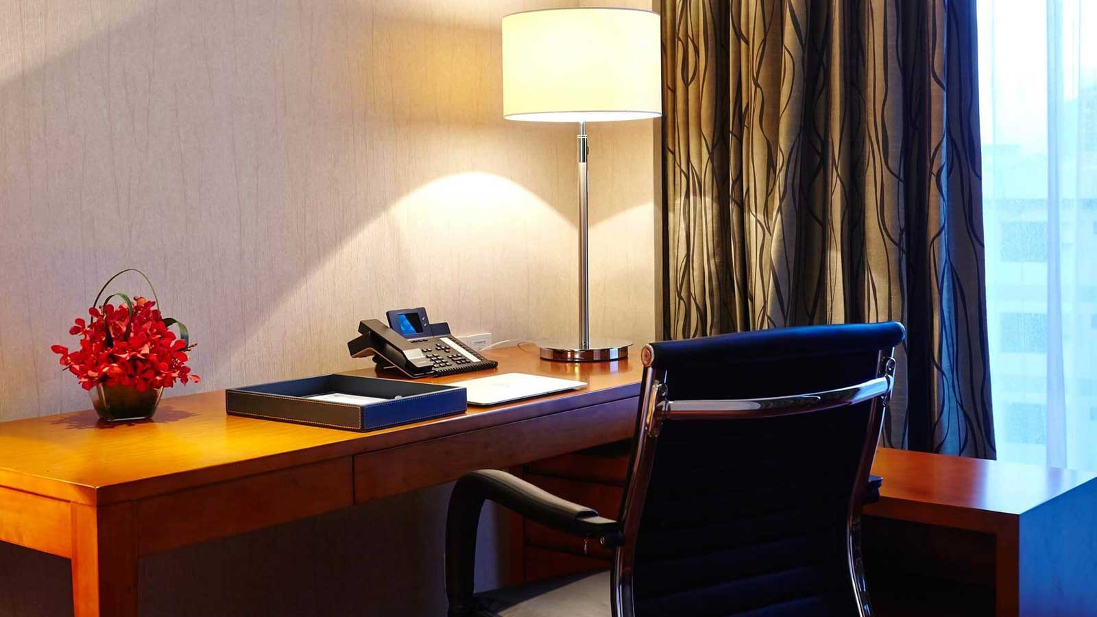 โต๊ะทำงาน - ห้องดีลักซ์ สตูดิโอ - โรงแรม อมารี ธากา บังคลาเทศ