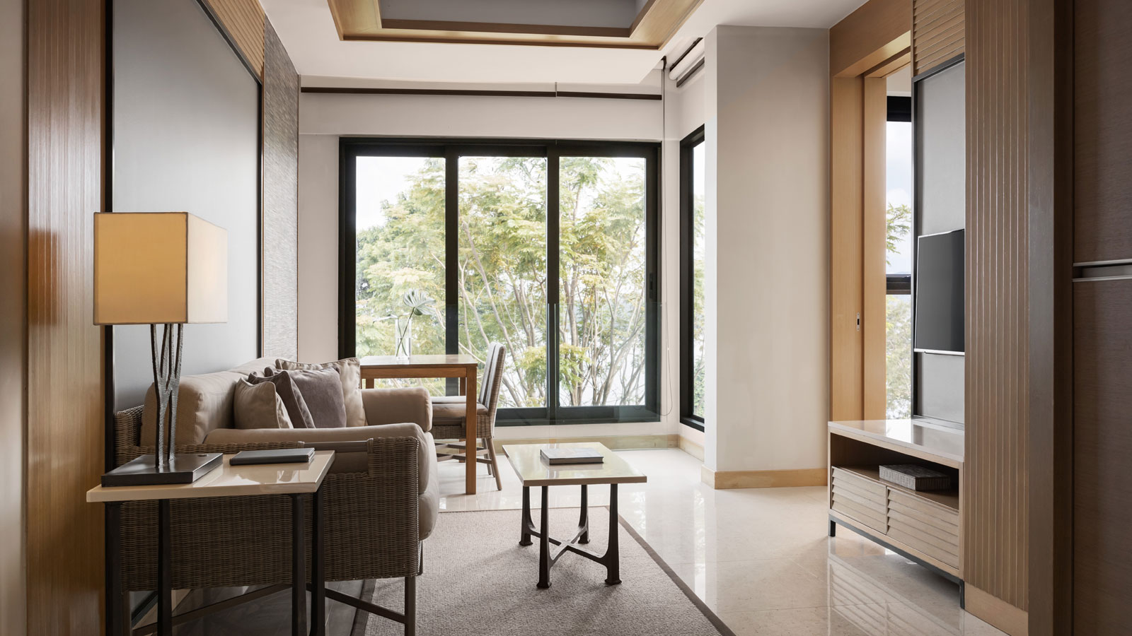 Flat-screen TV in One Bedroom Suite Ocean View Coral Lounge