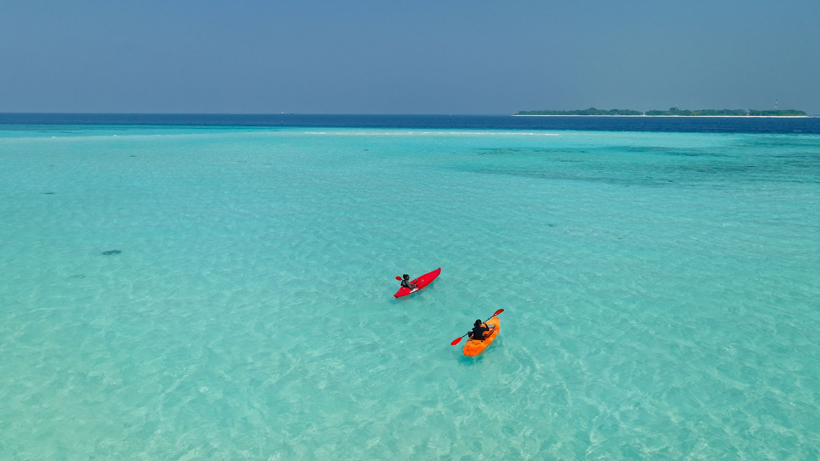 Kayaking and ocean view - Amari Raaya Maldives